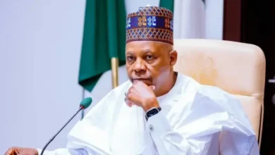 Jam’iyyar APC mai mulkin Najeriya ta yi watsi da rahotannin da ke cewa akwai yiwuwar za ta sauya Mataimakin Shugaban Ƙasar, Kashim Shettima, a matsayin abokin takarar Shugaba Bola Ahmed Tinubu a zaɓen shekara ta 2027. Jam’iyyar ta ce rahotannin ba su da tushe, "kuma tsantsar jita-jita ce da ke da nufin haddasa ruɗani da rikici a harkokin siyasar ƙasar". APC ta bayyana hakan ne a cikin wata sanarwa da sakataren yaɗa labaranta na ƙasa, Felix Morka, ya fitar. A Najeriya an daɗe ana raɗe-raɗin cewa jam'iyyar za ta iya sauya mataimakin shugaban ƙasar gabanin babban zaɓen ƙasar na shekara ta 2027. Tun farko haɗin Bola Tinubu da Kashim Shettima ya sha suka daga wasu ɓangarorin ƙasar kasancewar ana ganin hakan ya saɓa da al'adar da aka saba da ita ta saɓawar addinin shugaban ƙasa da mataimakinsa. Sai dai a lokuta da dama masu alaƙa da jam'iyyar mai mulki sun ce an yi hadin ne a matsayin wata dabara ta siysa da neman cin zaɓe a shekara ta 2023. Ana sa ran harkokin siyasa za su rincaɓe a cikin wannan shekara ta 2026 a Najeriya, gabanin babban zaɓen ƙasar na shekara mai zuwa, inda ake sa ran Tinubu zai sake yin takara domin neman wa'adin shugabanci na biyu na tsawon shekara huɗu.
