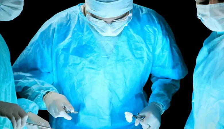 Hukumomin asibitin Alert da ke Habasha sun sanar da kammala aikin mayar wa wani matashi mazakutarsa da ta guntule bayan tiyatar sa'a bakwai da aka yi masa. Shugaban sashen tiyata na asibitin, Dr. Abdirisaq Ali ya shaida wa BBC cewa matashin ya ji raunin ne ranar Asabar, inda aka kai shi asibitin da daddare. ''Da safiyar ranar Lahadi aka kira ni daga asibitin ana tambayar ko za a iya mayar masa da guntulalliyar mazakutar tasa," in ji shi. "Bayan auna raunin, mun yanke shawarar yi masa aiki domin sake mayar da ita, ganin cewa za ta iya ci gaba da aiki, kasancewar ba a ɗauki lokaci da jin raunin ba aka garzaya da shi asibitin,'' kamar yadda ya yi ƙarin haske.