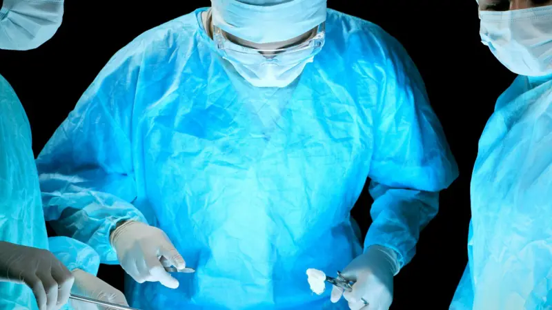 Hukumomin asibitin Alert da ke Habasha sun sanar da kammala aikin mayar wa wani matashi mazakutarsa da ta guntule bayan tiyatar sa'a bakwai da aka yi masa. Shugaban sashen tiyata na asibitin, Dr. Abdirisaq Ali ya shaida wa BBC cewa matashin ya ji raunin ne ranar Asabar, inda aka kai shi asibitin da daddare. ''Da safiyar ranar Lahadi aka kira ni daga asibitin ana tambayar ko za a iya mayar masa da guntulalliyar mazakutar tasa," in ji shi. "Bayan auna raunin, mun yanke shawarar yi masa aiki domin sake mayar da ita, ganin cewa za ta iya ci gaba da aiki, kasancewar ba a ɗauki lokaci da jin raunin ba aka garzaya da shi asibitin,'' kamar yadda ya yi ƙarin haske.